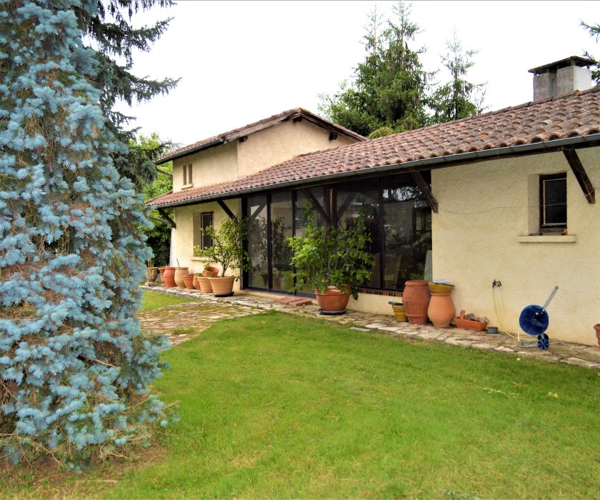 Ensemble immobilier - Villa et dépendances à Mane