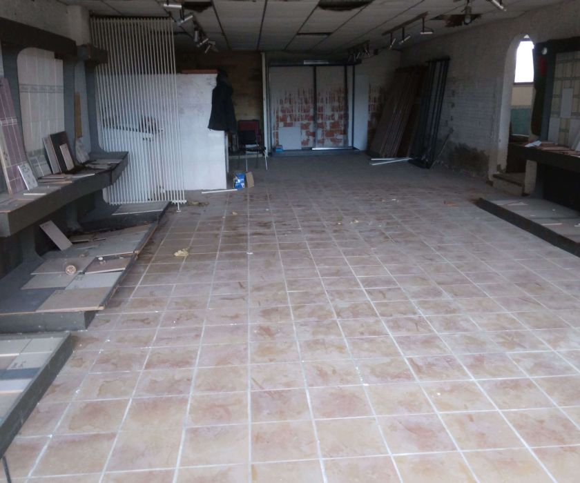 Grande maison réhabilitée en magasin avec hangar 1000 m² attenant