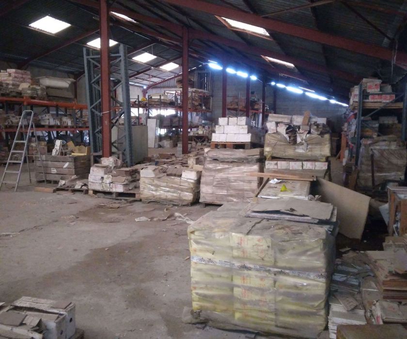 Grande maison réhabilitée en magasin avec hangar 1000 m² attenant
