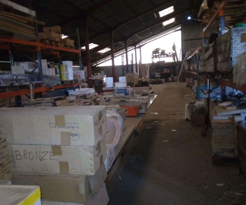 Grande maison réhabilitée en magasin avec hangar 1000 m² attenant