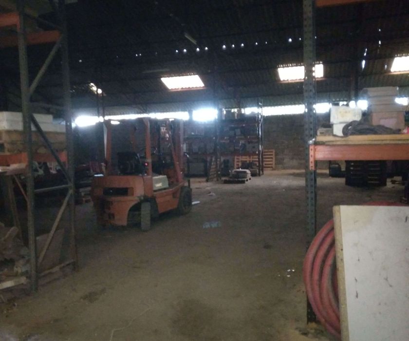 Grande maison réhabilitée en magasin avec hangar 1000 m² attenant