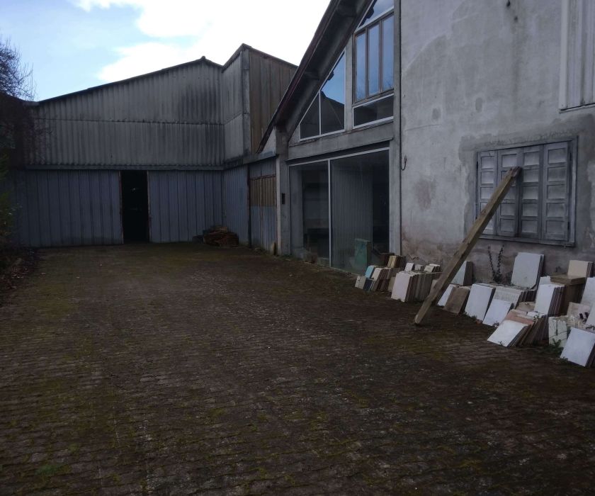 Grande maison réhabilitée en magasin avec hangar 1000 m² attenant