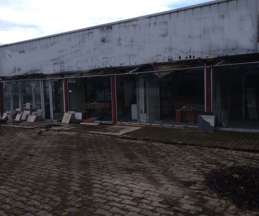 Grande maison réhabilitée en magasin avec hangar 1000 m² attenant