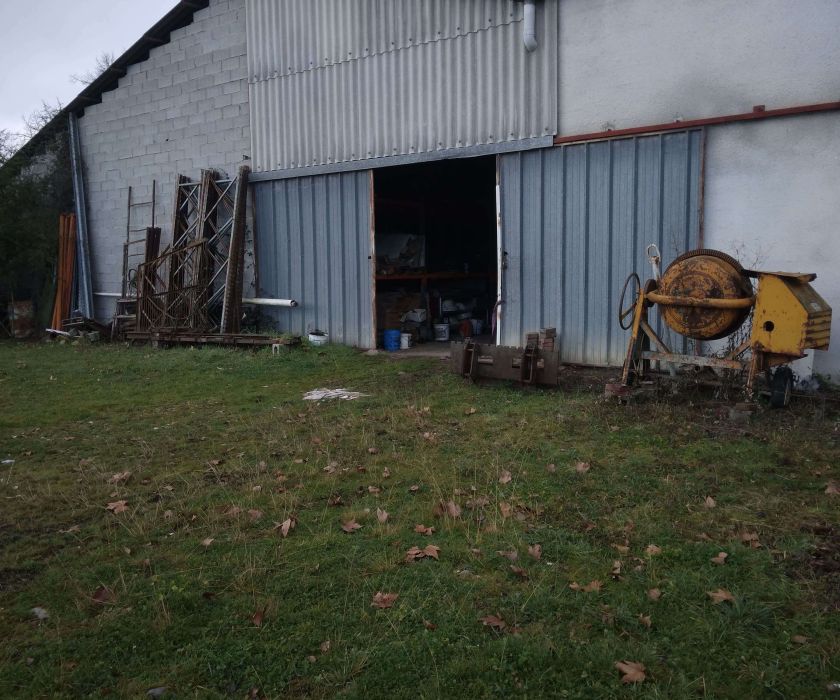 Grande maison réhabilitée en magasin avec hangar 1000 m² attenant