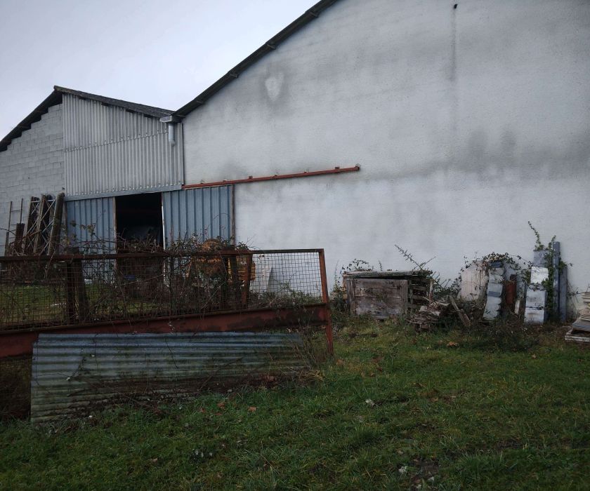 Grande maison réhabilitée en magasin avec hangar 1000 m² attenant