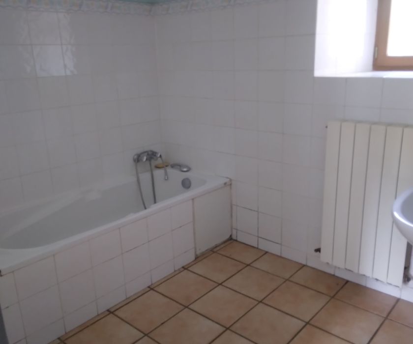 MAISON DANS UN COIN PAISIBLE