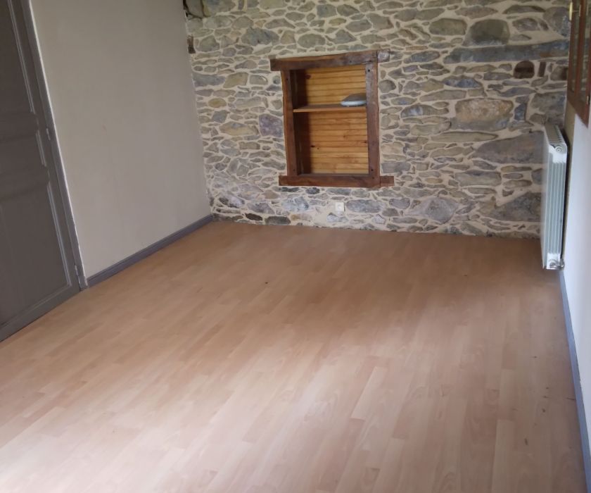 MAISON DANS UN COIN PAISIBLE