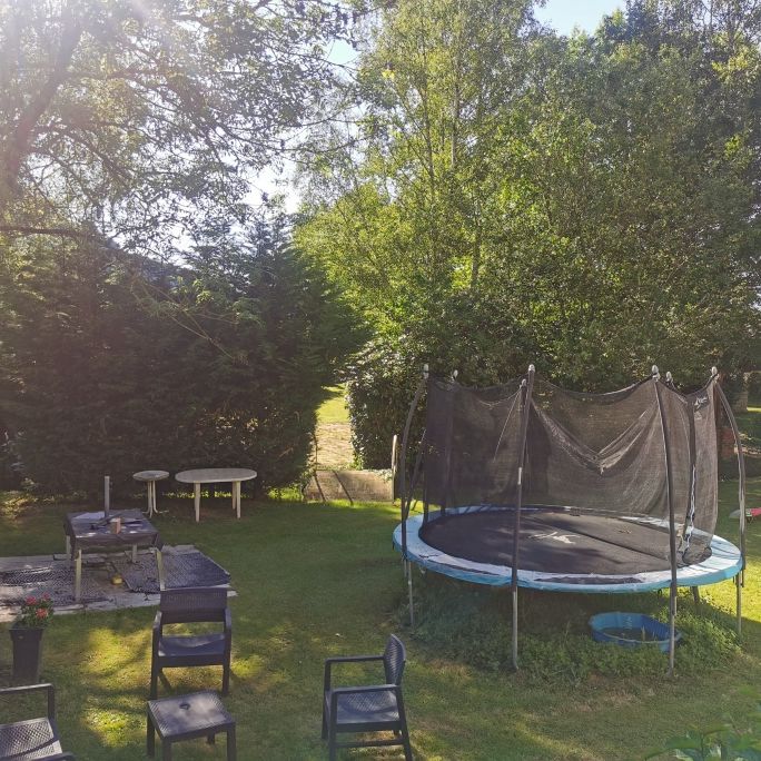 Maison de village rénovée + dépendances dans joli cadre