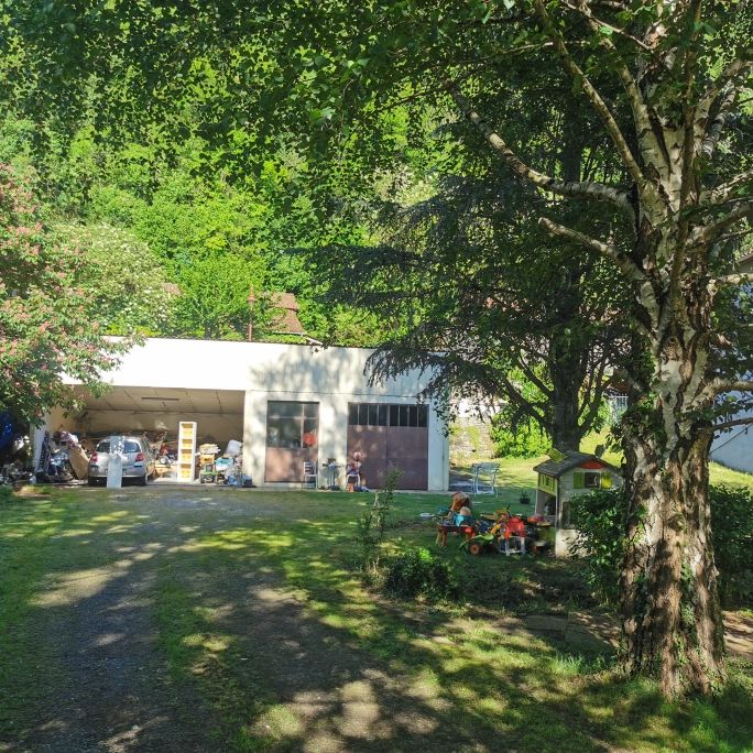 Maison de village rénovée + dépendances dans joli cadre