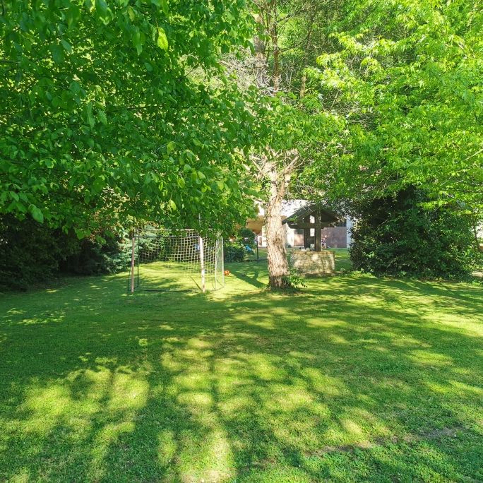 Maison de village rénovée + dépendances dans joli cadre