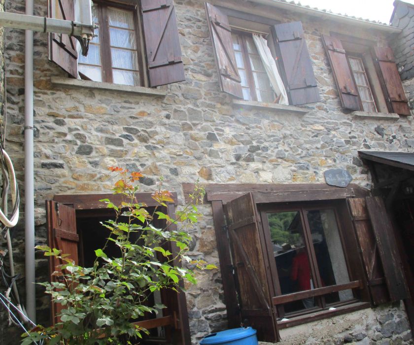 Maison en pierres dans petit village de montagnes