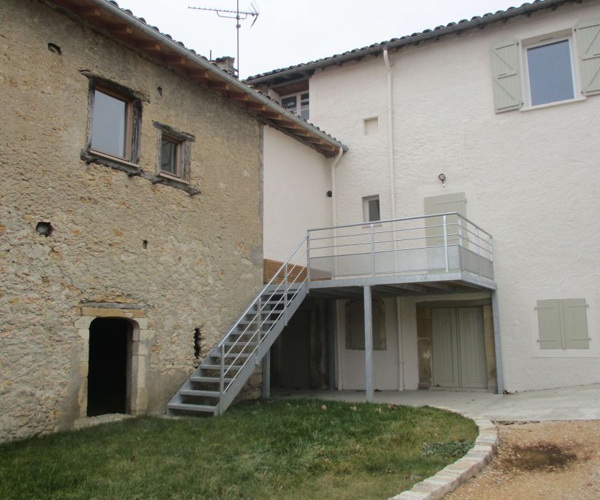 Maison de caractère entièrement  rénovée avec goût