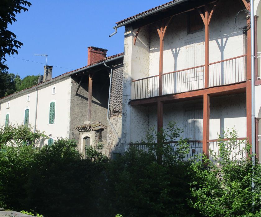 Maison avec garage et terrain