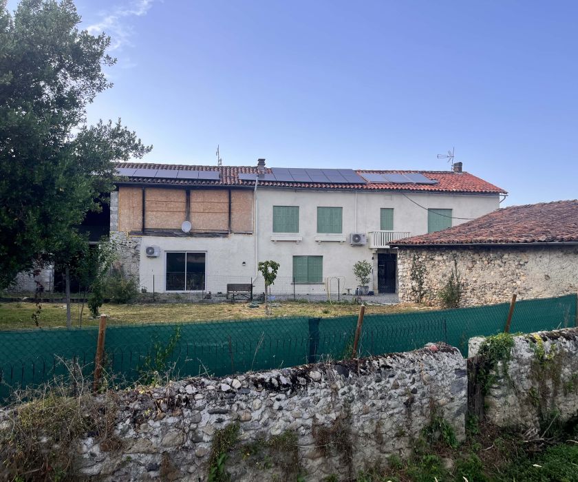 Maison de village avec grange attenante