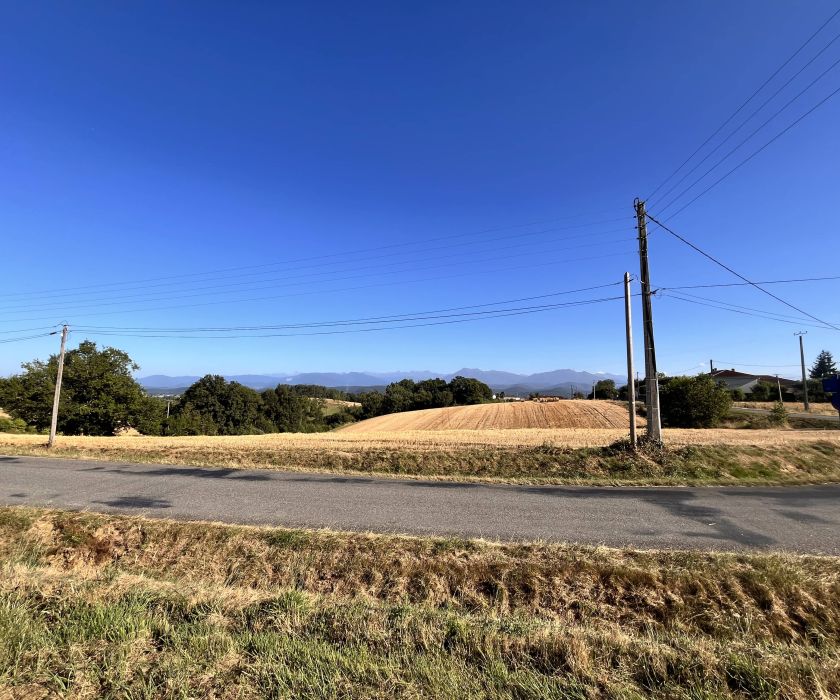 À vendre : terrain 2 385 m² avec vue panoramique sur les Pyrénées – 88 000 €