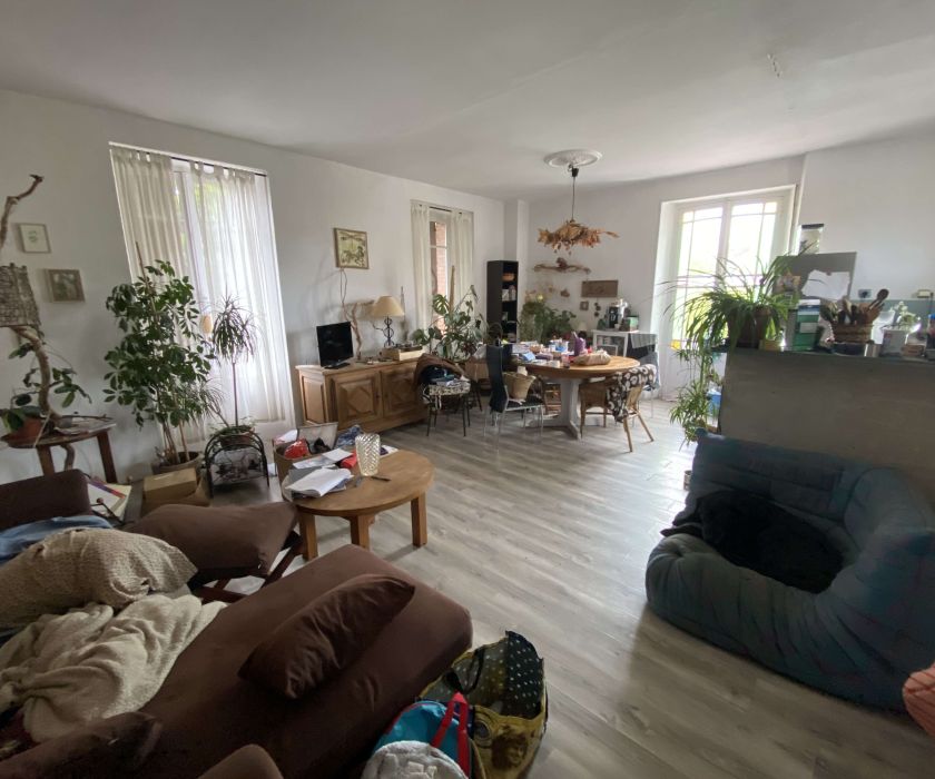 Immeuble comprenant restaurant et appartement