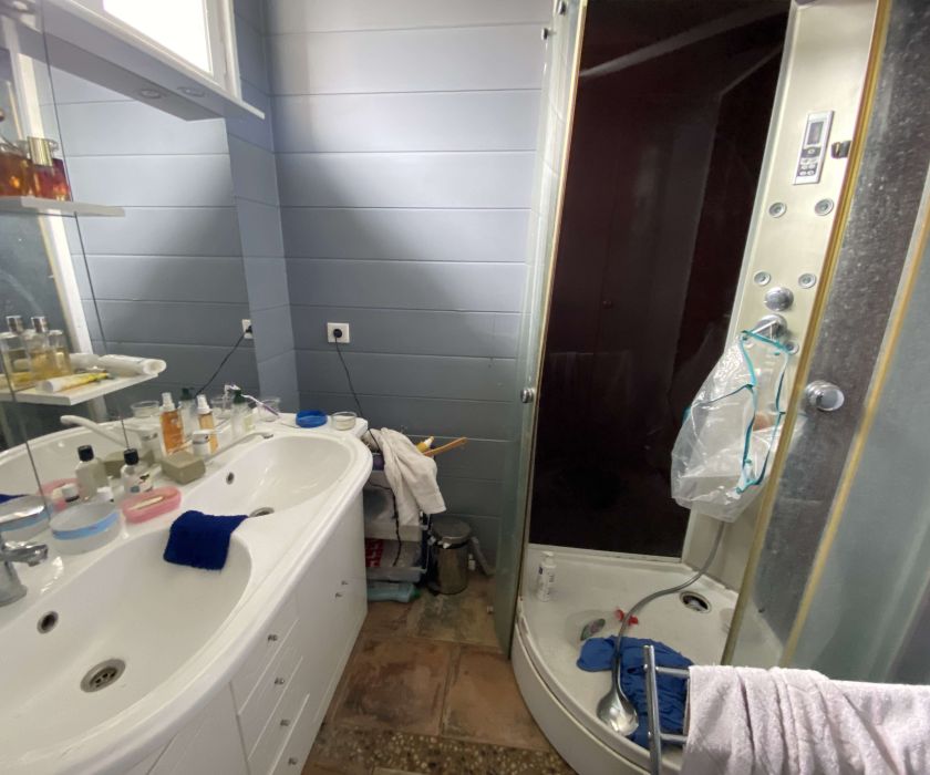 Immeuble comprenant restaurant et appartement