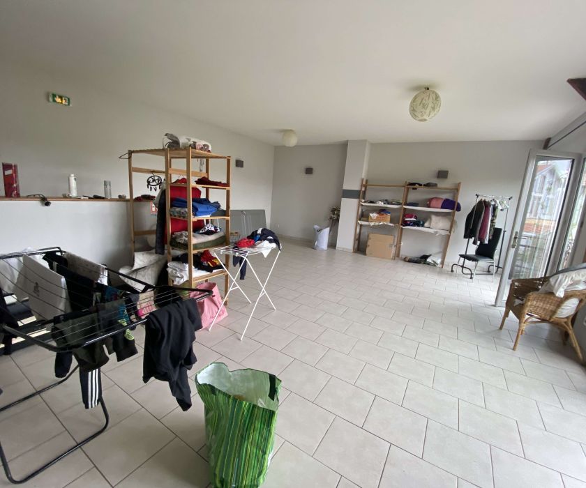 Immeuble comprenant restaurant et appartement