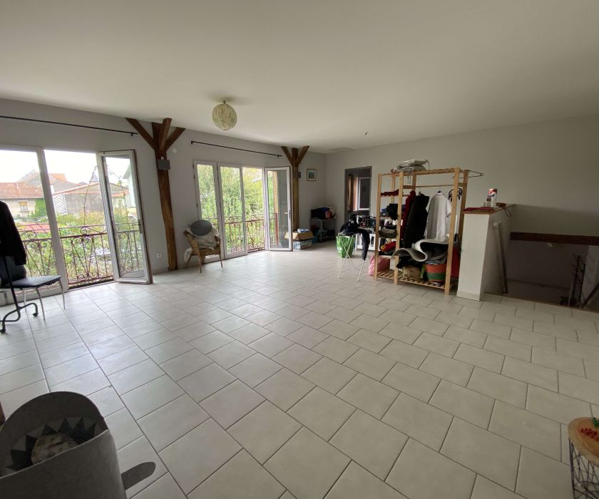 Immeuble comprenant restaurant et appartement