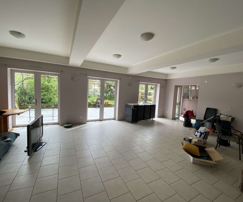 Immeuble comprenant restaurant et appartement