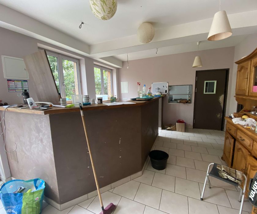 Immeuble comprenant restaurant et appartement