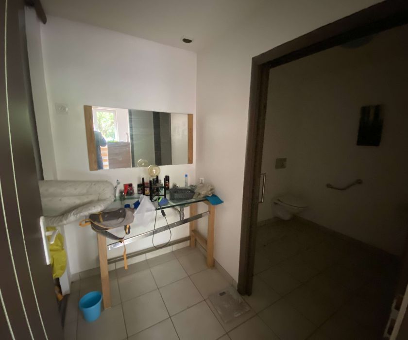 Immeuble comprenant restaurant et appartement