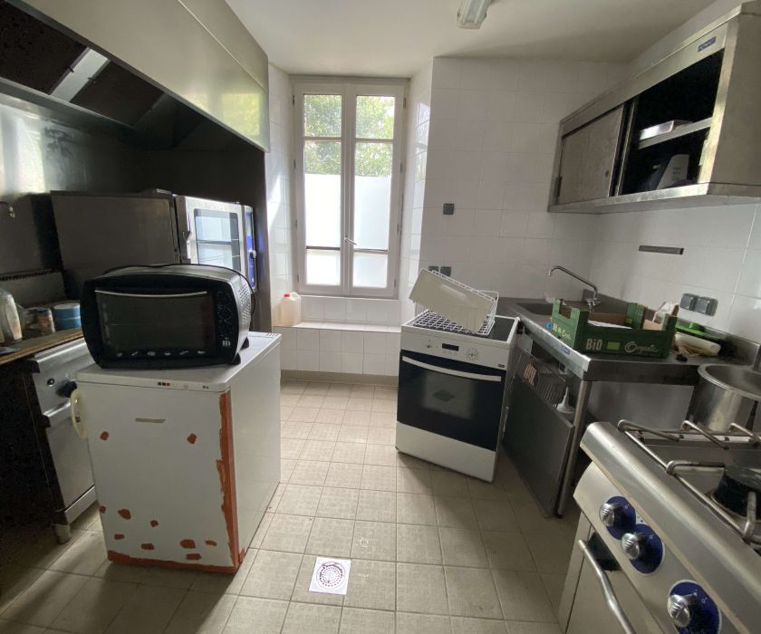 Immeuble comprenant restaurant et appartement