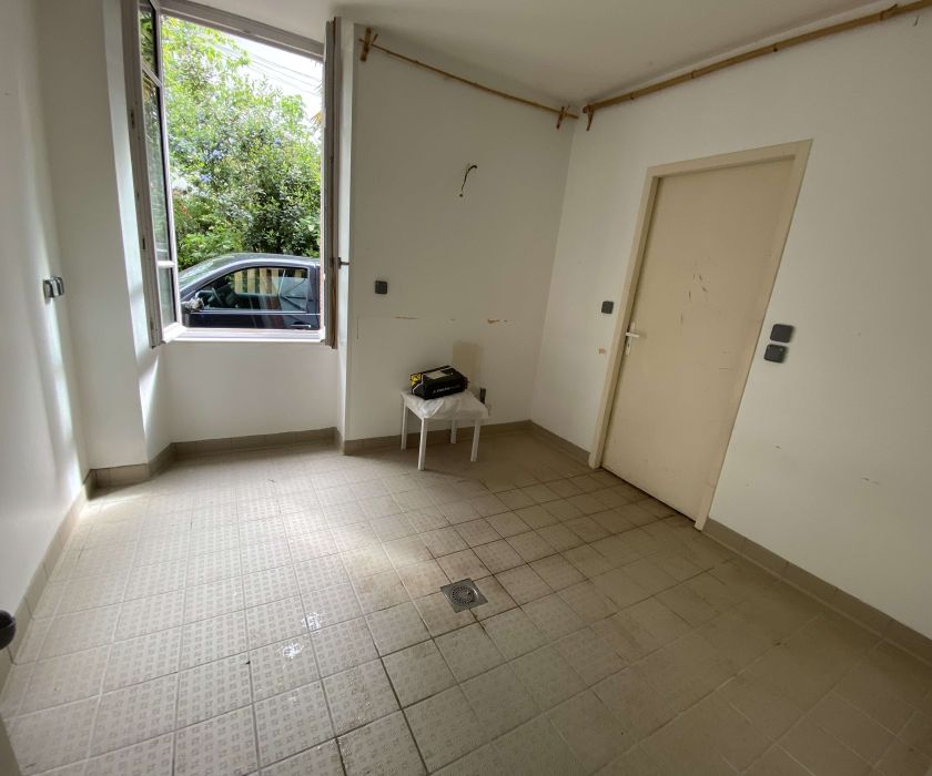 Immeuble comprenant restaurant et appartement