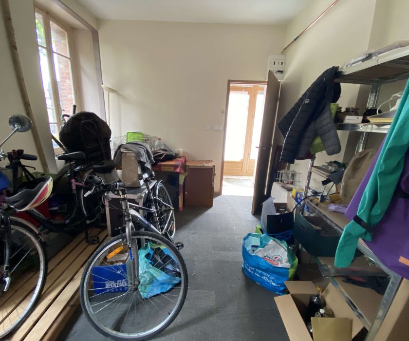 Immeuble comprenant restaurant et appartement