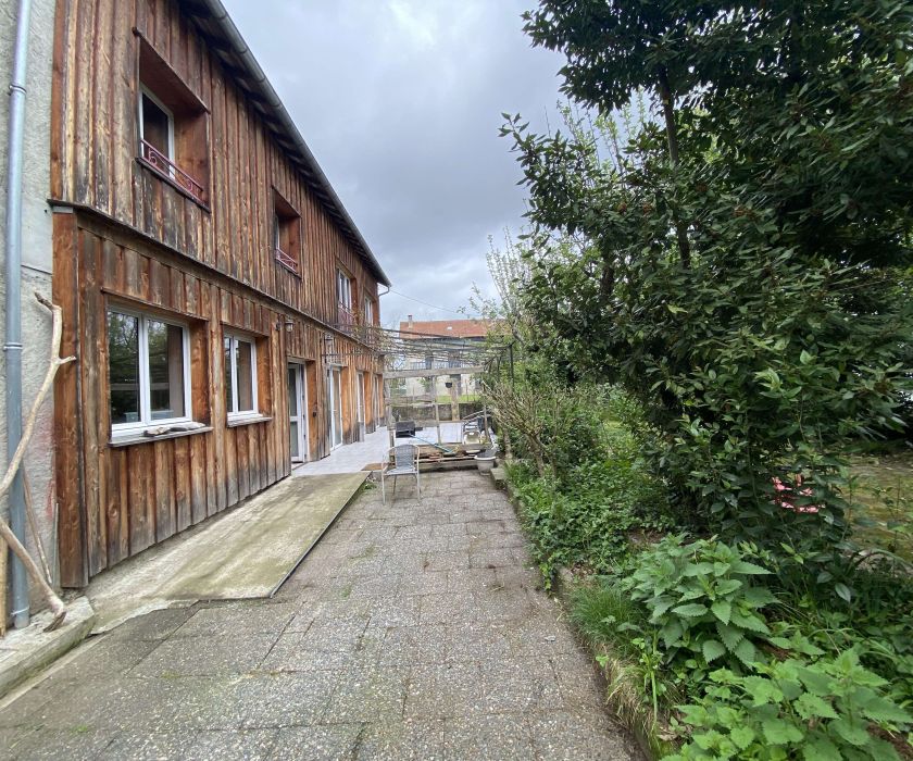 Immeuble comprenant restaurant et appartement