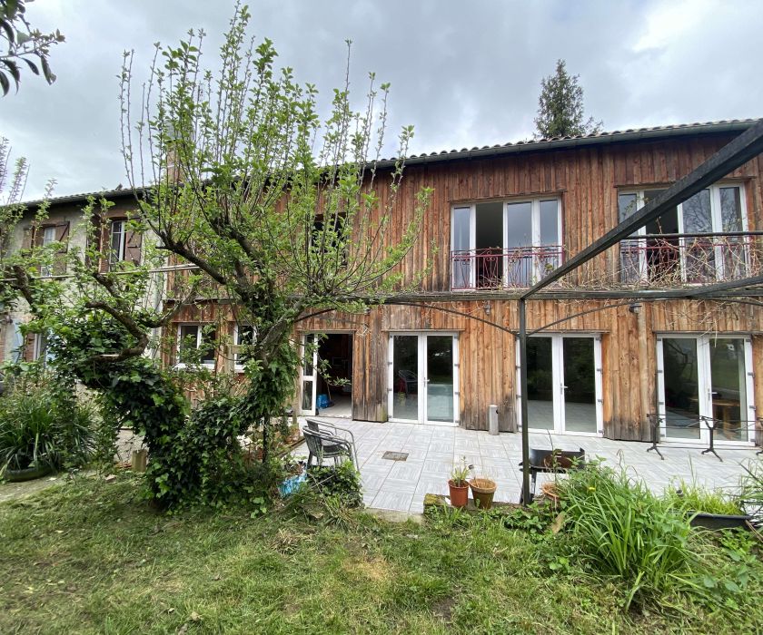 Immeuble comprenant restaurant et appartement