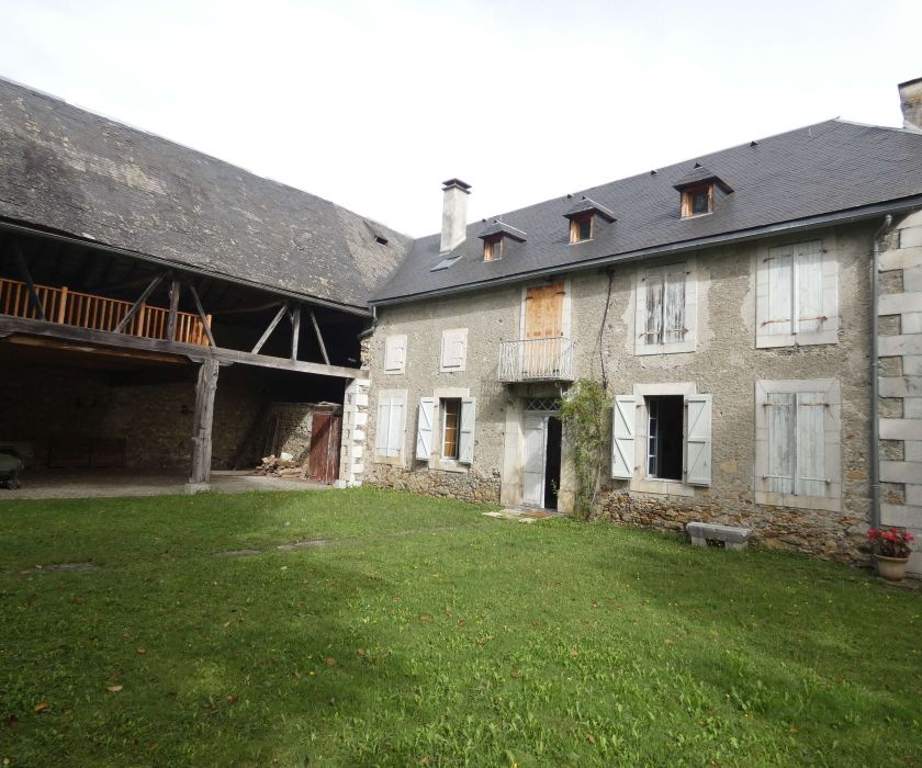 Belle maison en pierre sur terrain de 1ha