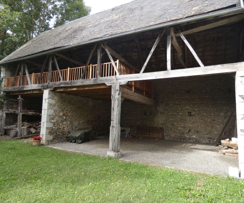 Belle maison en pierre sur terrain de 1ha