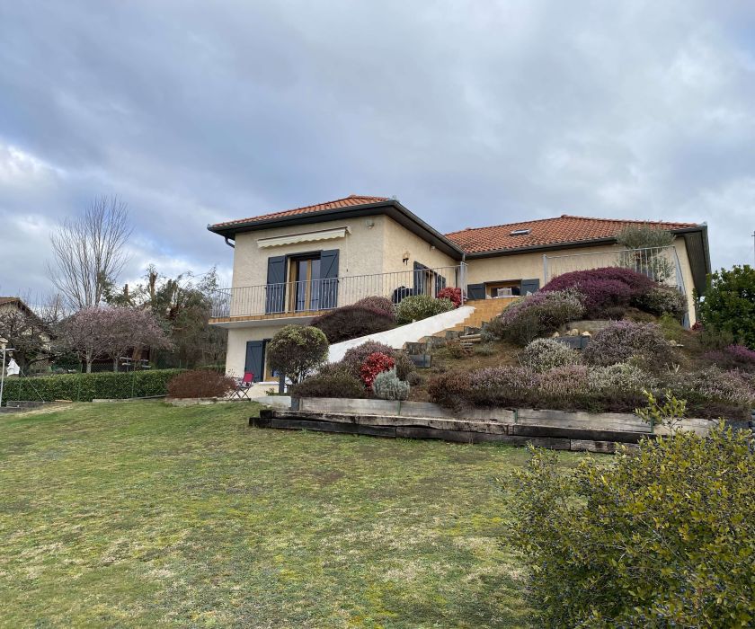 Spacieuse villa sur les hauteurs de Villeneuve de Rivière