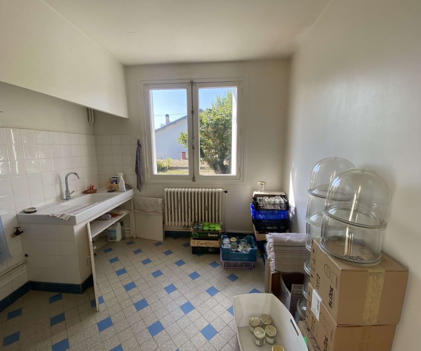 Grande maison bien entretenue à proximité immédiate du centre-ville