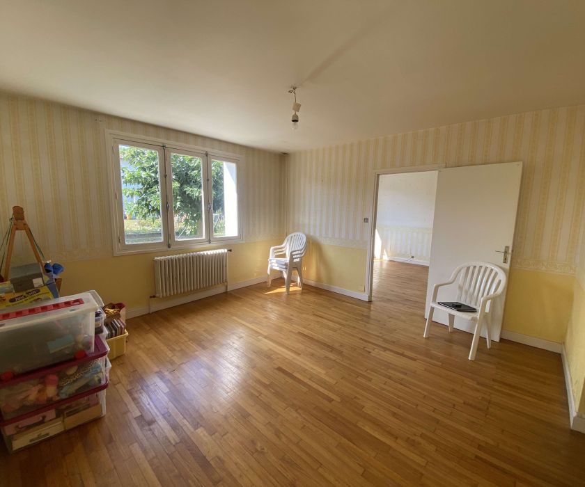 Grande maison bien entretenue à proximité immédiate du centre-ville