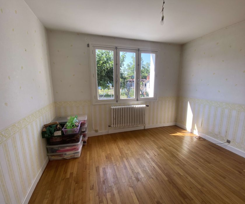 Grande maison bien entretenue à proximité immédiate du centre-ville