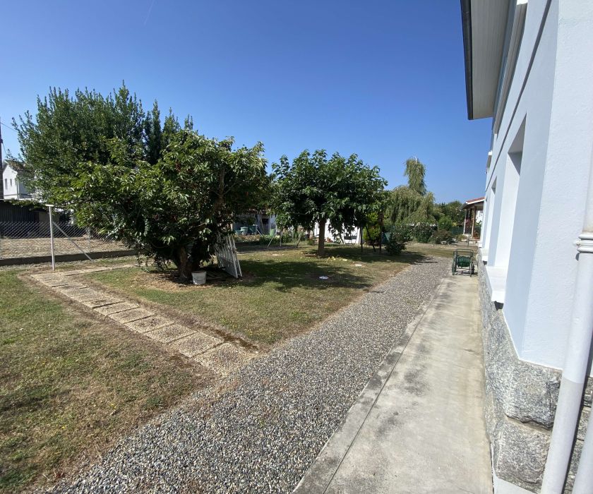 Grande maison bien entretenue à proximité immédiate du centre-ville