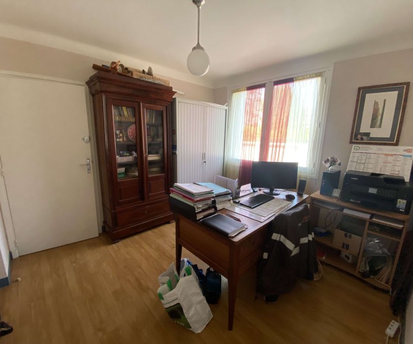 Grande maison bien entretenue à proximité immédiate du centre-ville