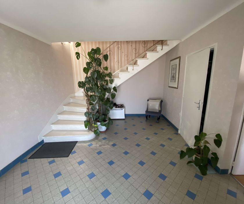 Grande maison bien entretenue à proximité immédiate du centre-ville