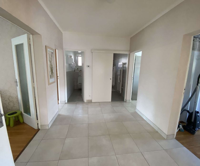 Grande maison bien entretenue à proximité immédiate du centre-ville