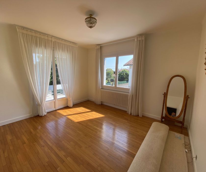 Grande maison bien entretenue à proximité immédiate du centre-ville