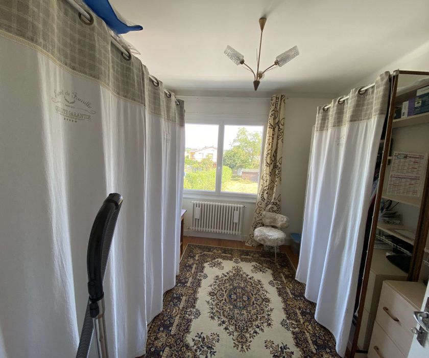 Grande maison bien entretenue à proximité immédiate du centre-ville