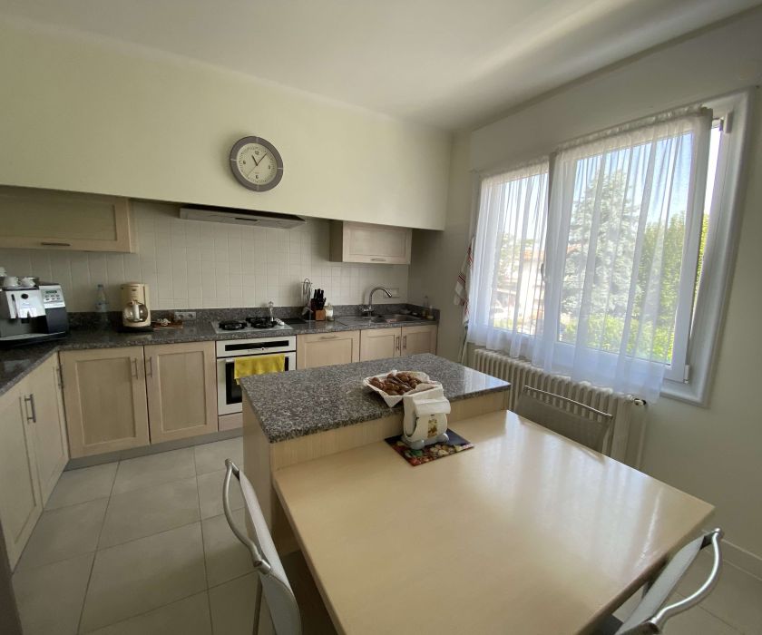 Grande maison bien entretenue à proximité immédiate du centre-ville