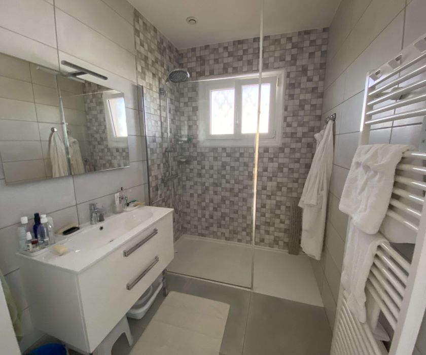 Grande maison bien entretenue à proximité immédiate du centre-ville