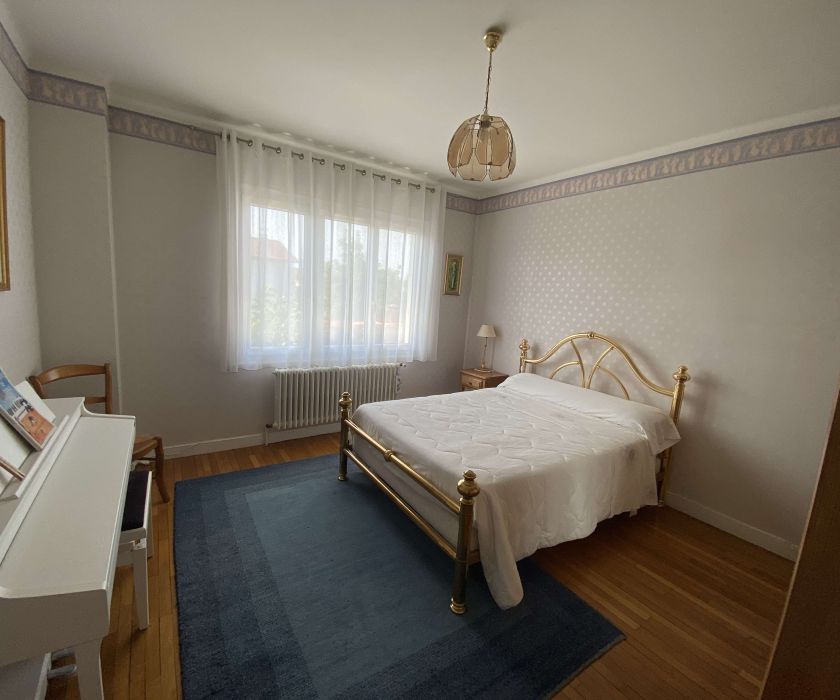 Grande maison bien entretenue à proximité immédiate du centre-ville