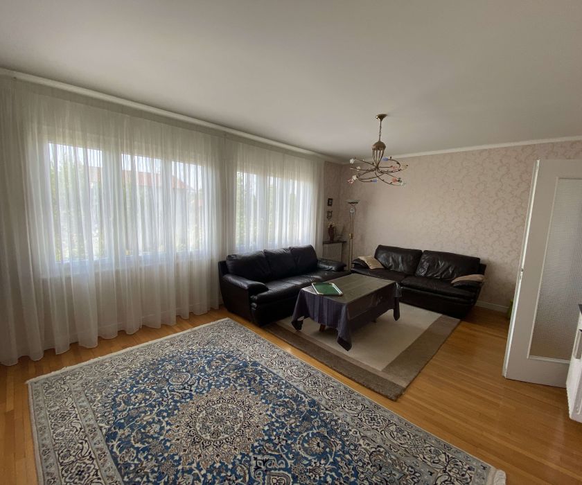 Grande maison bien entretenue à proximité immédiate du centre-ville