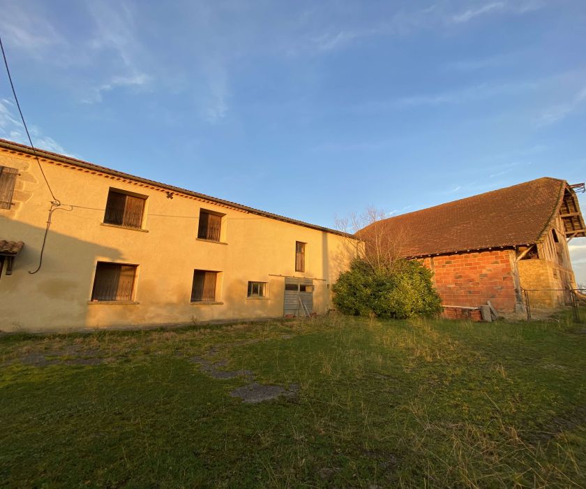 2 Corps de ferme + bâtiments agricoles avec 82 ha