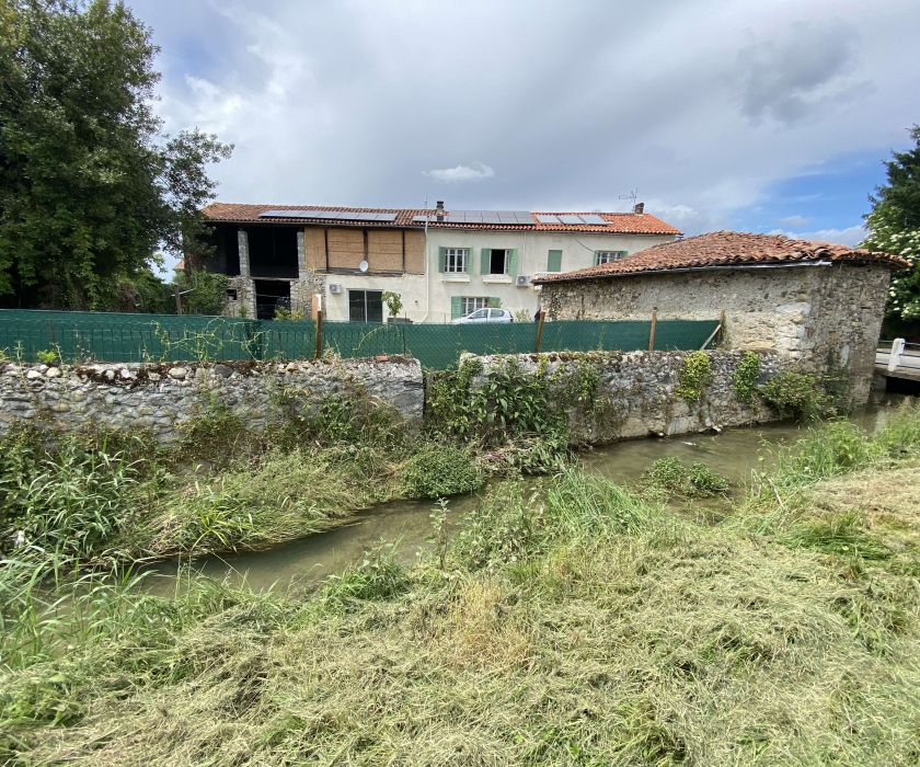 Maison de village avec grange attenante