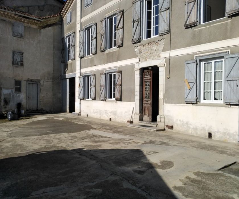 Grande maison de caractère pour investisseur